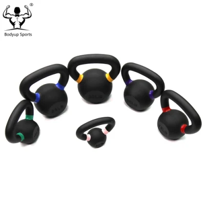 Schwarze Kettlebell aus Gusseisen mit farbigen Ringen